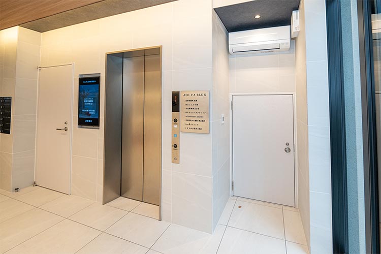 1F エントランス（4Fへお越しください）